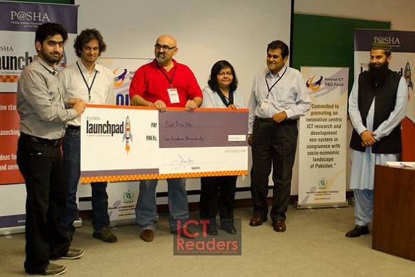 Usman receiving cheque - Best Price Ads - P@SHA Launchpad 2013 - Winner